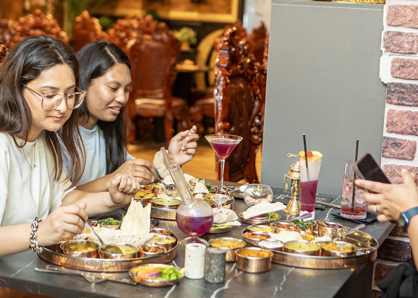 A cozy dining setup at Dé Buddha, ideal for family gatherings and special celebrations.